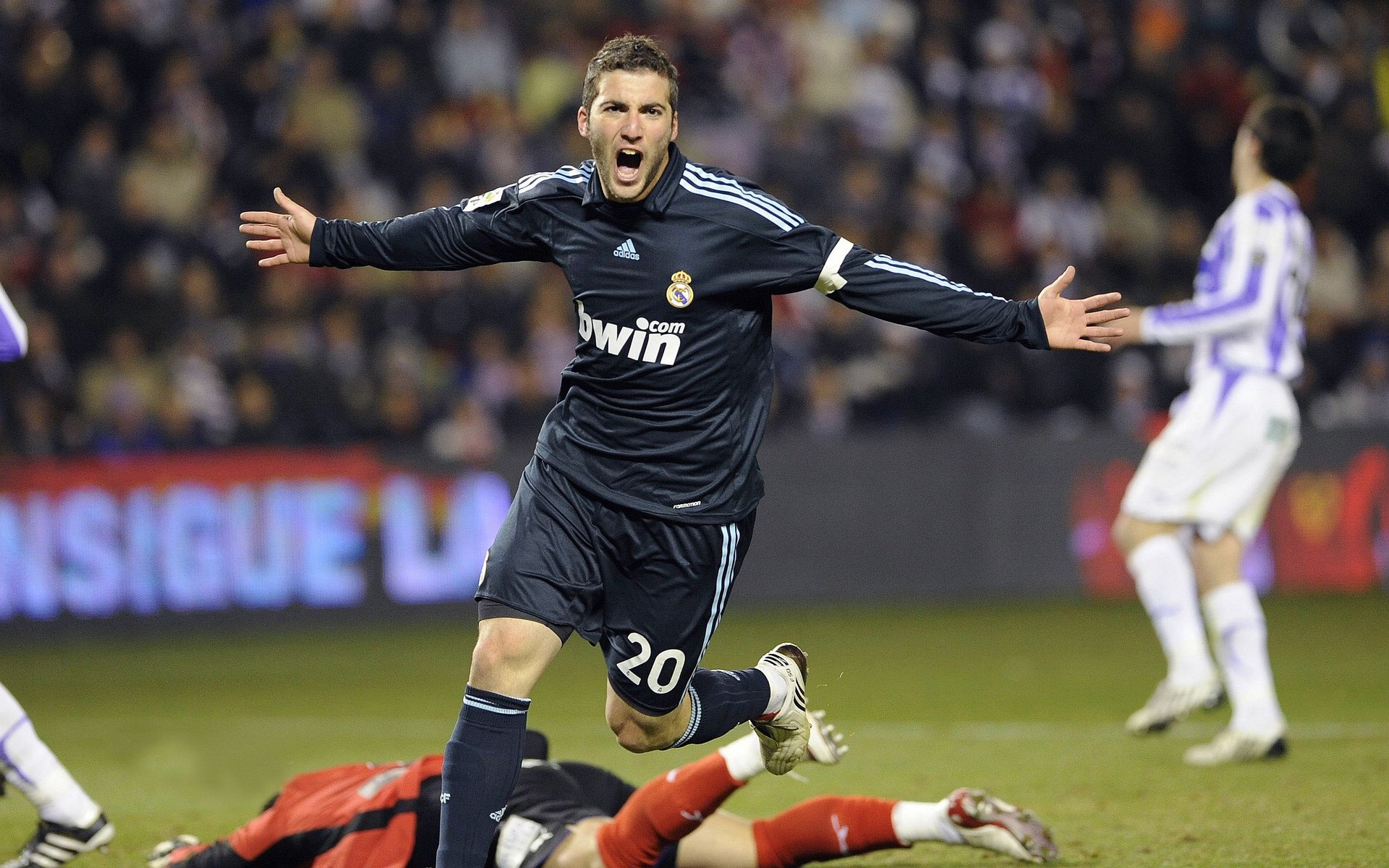 WWE摔角秀再掀热潮,引爆全球观众热情,wwe摔角赛事网